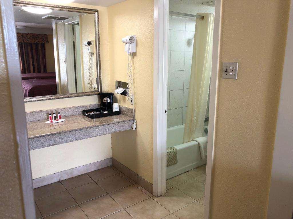 Days Inn By Wyndham גיינסוויל מראה חיצוני תמונה
