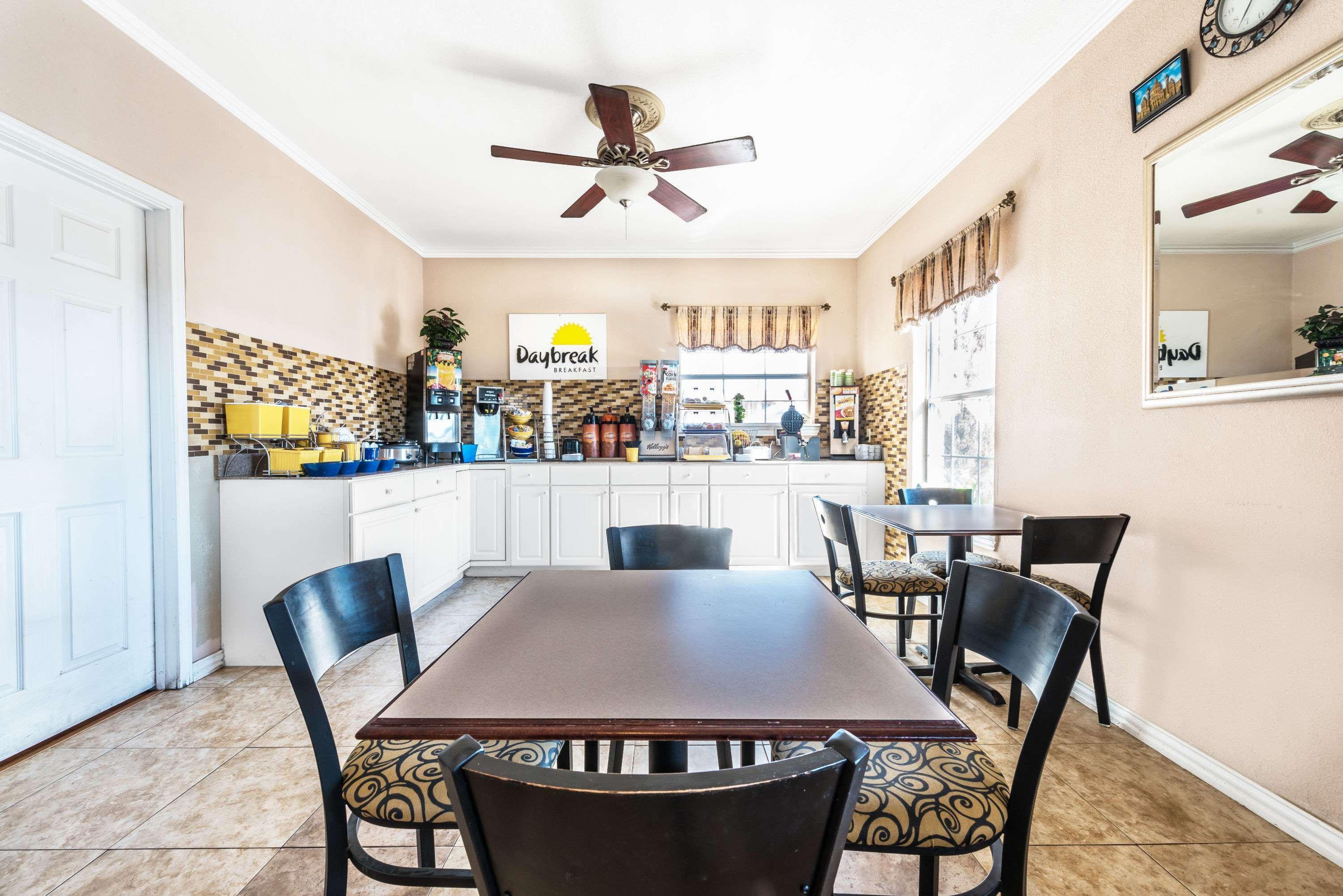 Days Inn By Wyndham גיינסוויל מראה חיצוני תמונה