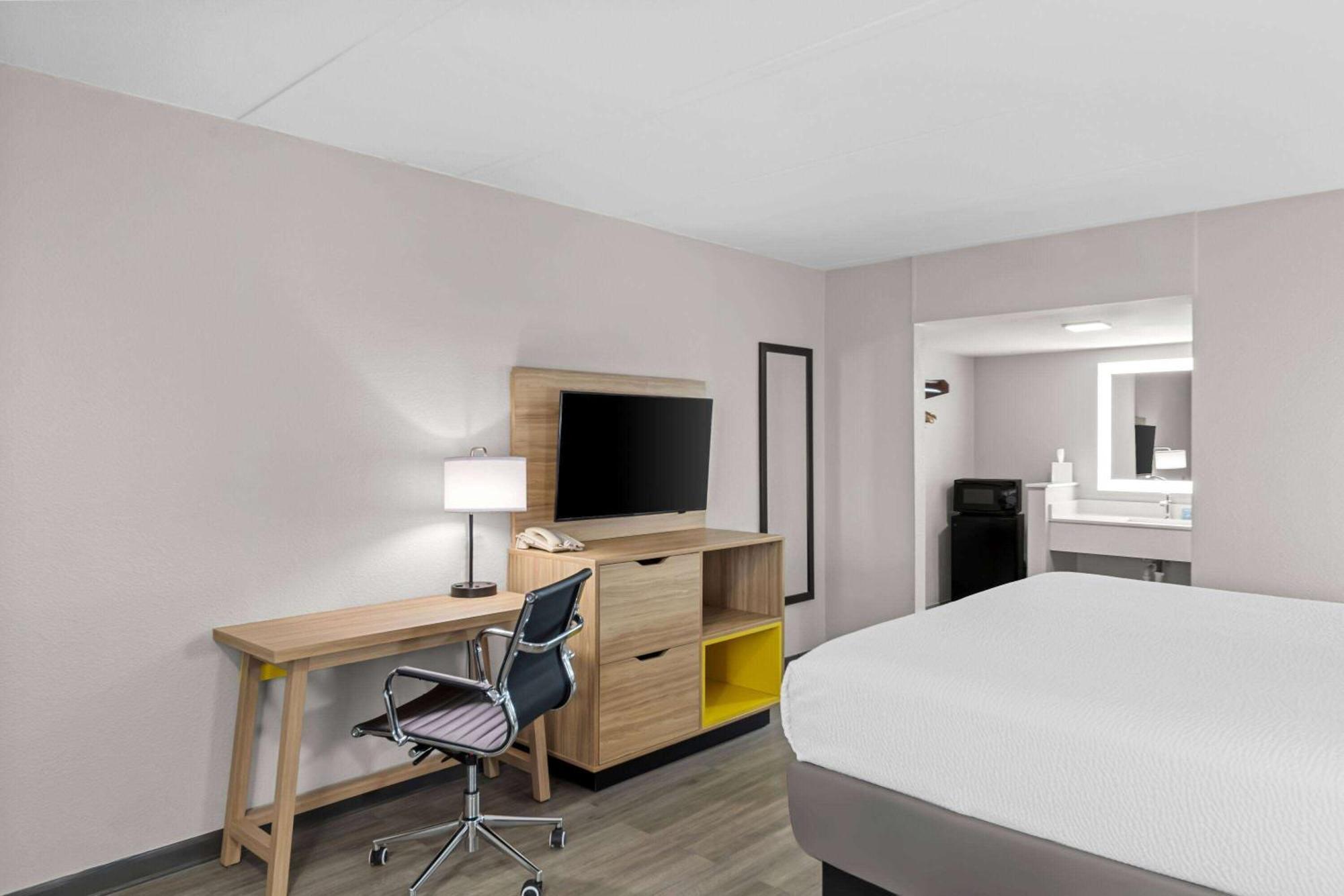 Days Inn By Wyndham גיינסוויל מראה חיצוני תמונה