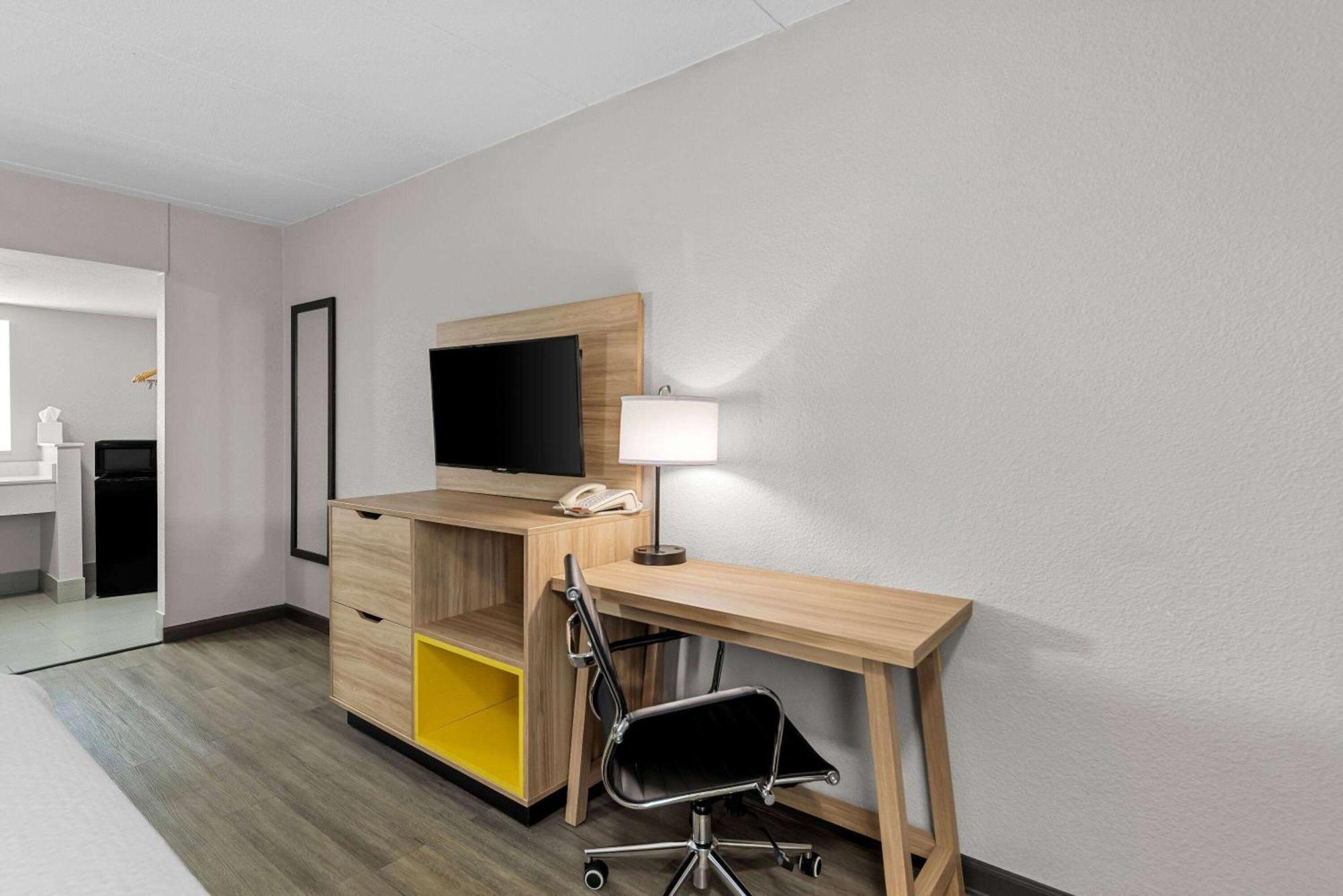 Days Inn By Wyndham גיינסוויל מראה חיצוני תמונה