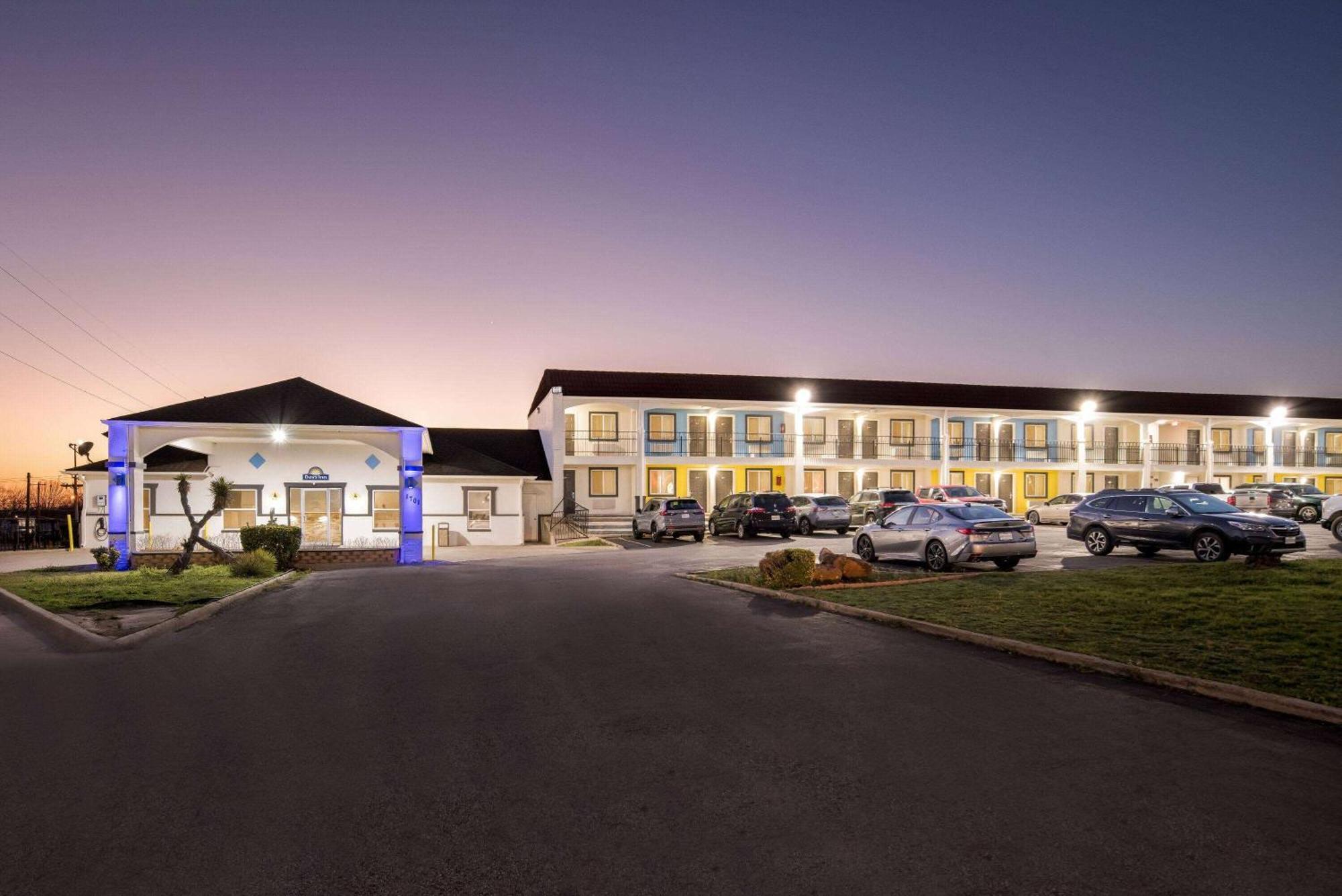 Days Inn By Wyndham גיינסוויל מראה חיצוני תמונה