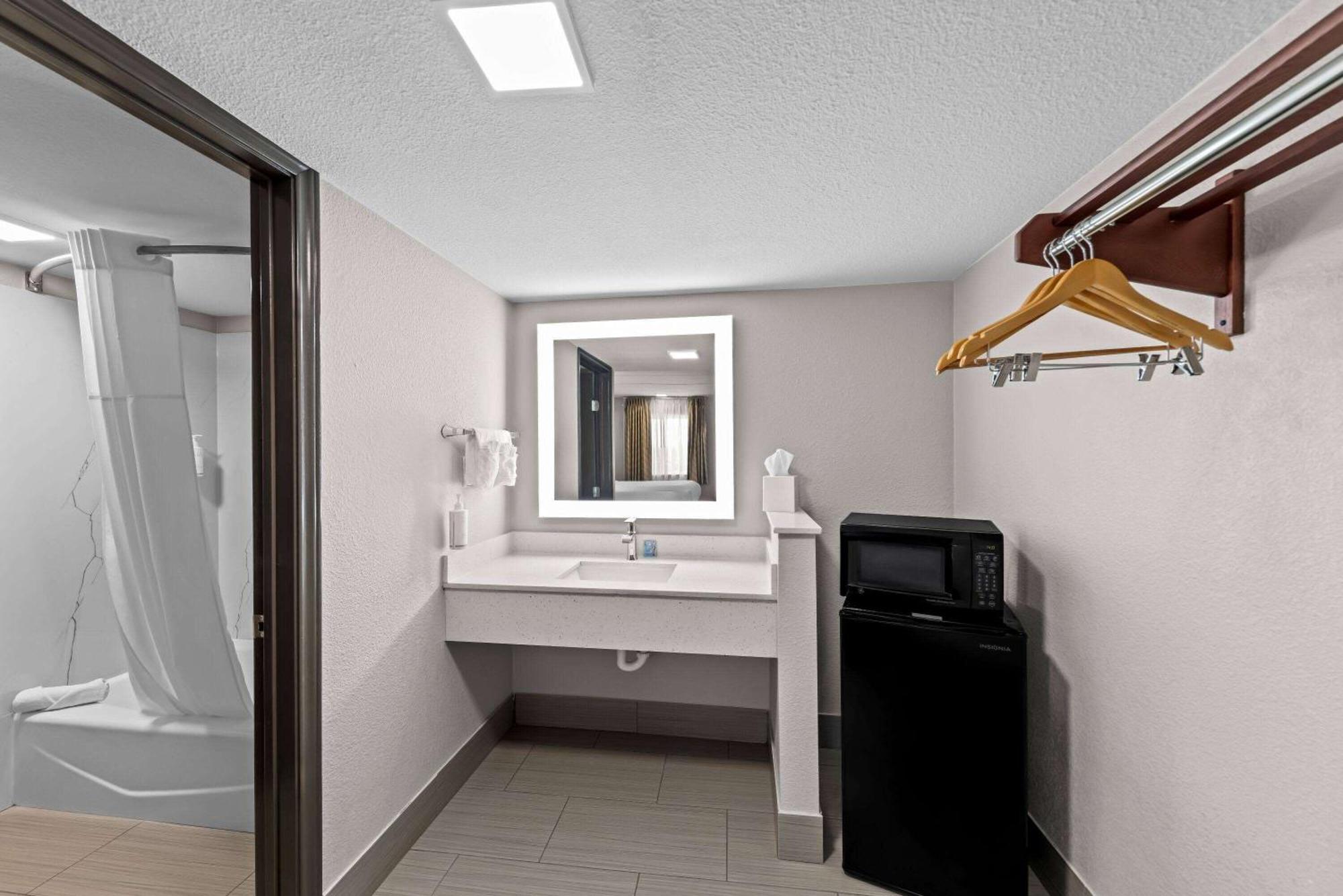 Days Inn By Wyndham גיינסוויל מראה חיצוני תמונה