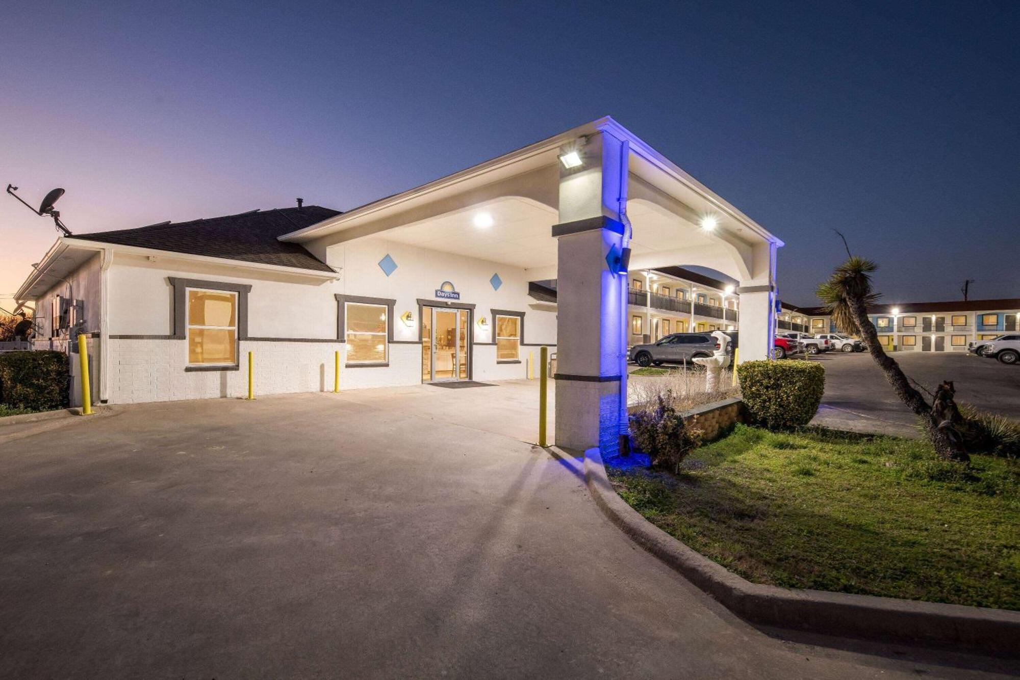Days Inn By Wyndham גיינסוויל מראה חיצוני תמונה