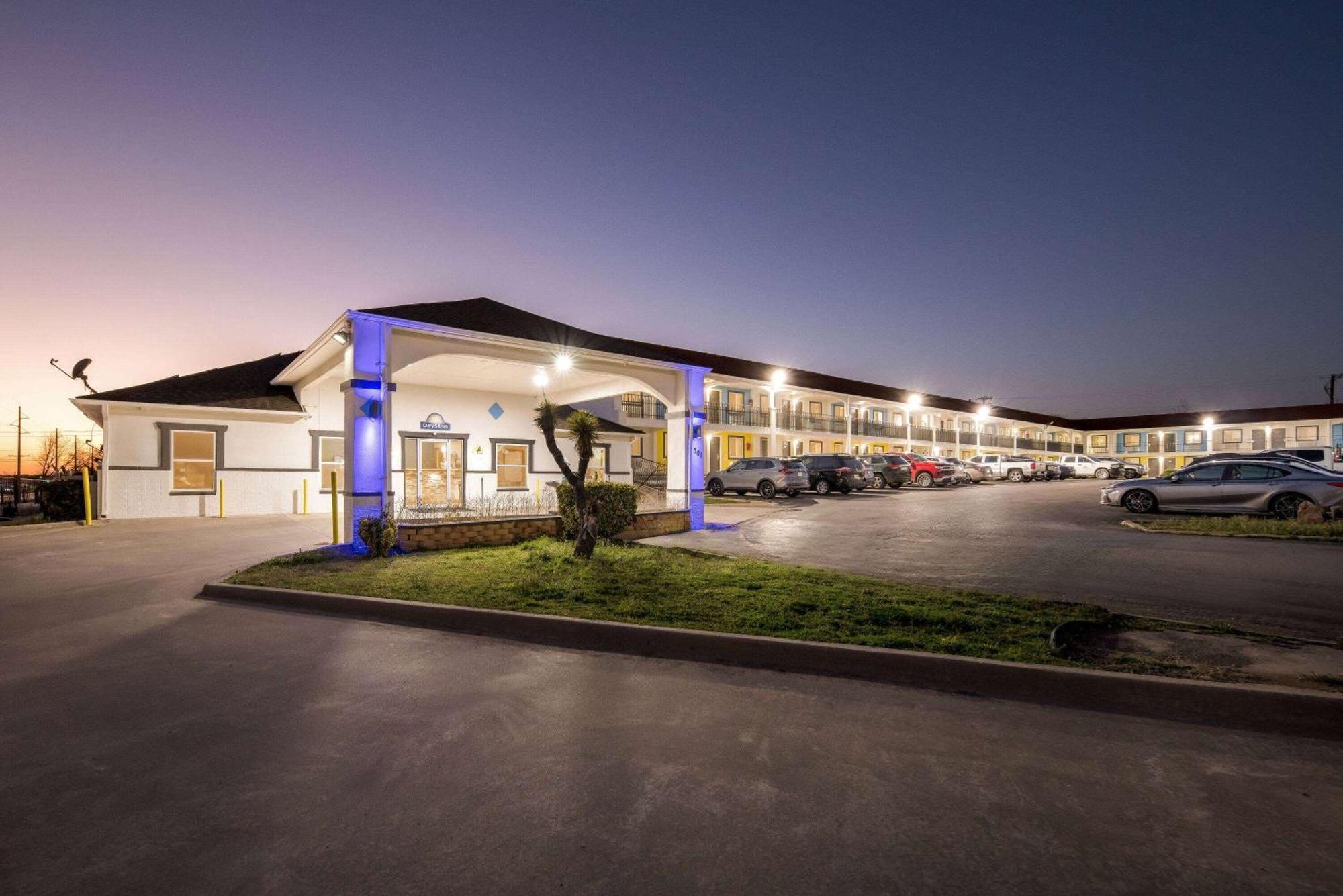 Days Inn By Wyndham גיינסוויל מראה חיצוני תמונה