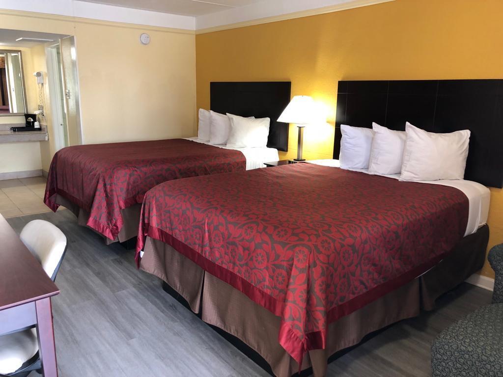 Days Inn By Wyndham גיינסוויל מראה חיצוני תמונה